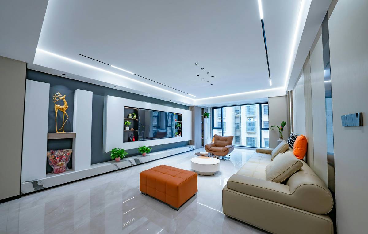 Comparison table of IP20, IP65, IP67 LED strip ratings showing suitable locations: dry indoor, damp indoor, outdoor